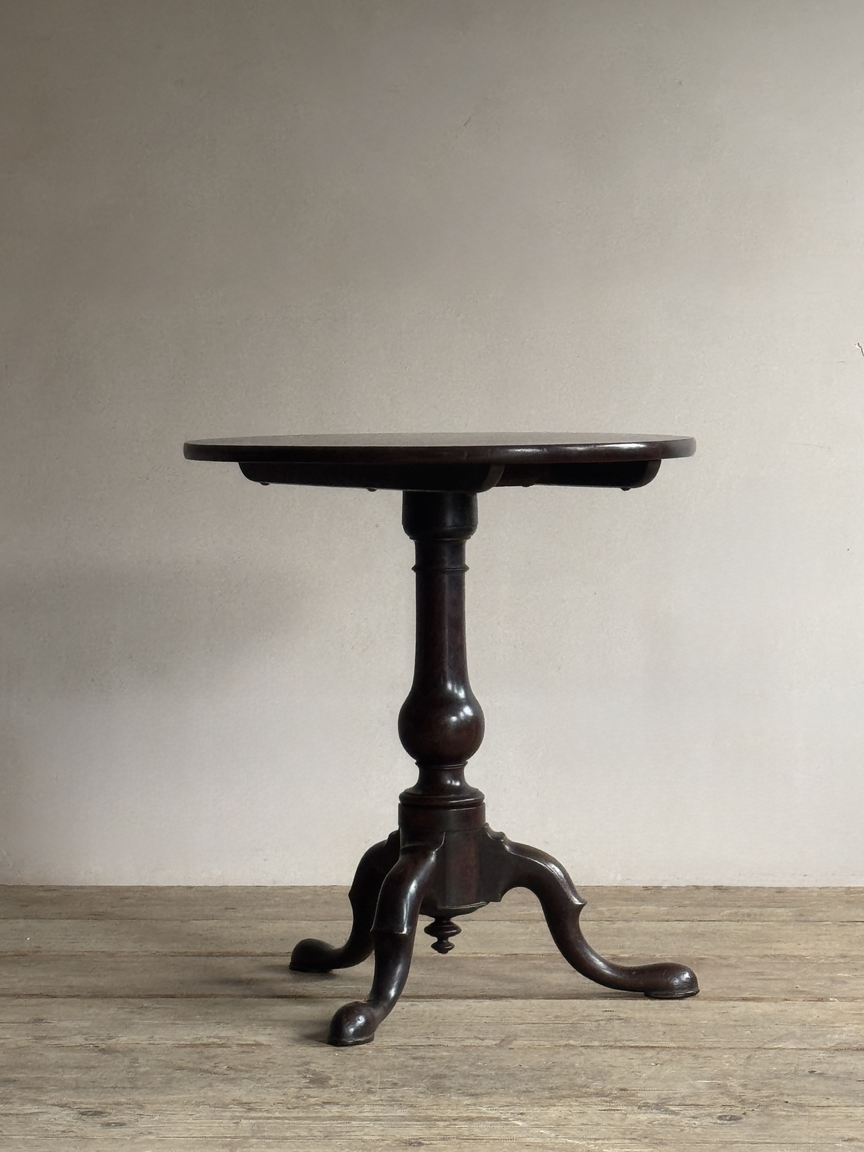 A George III Mahogany Tripod Table image 4