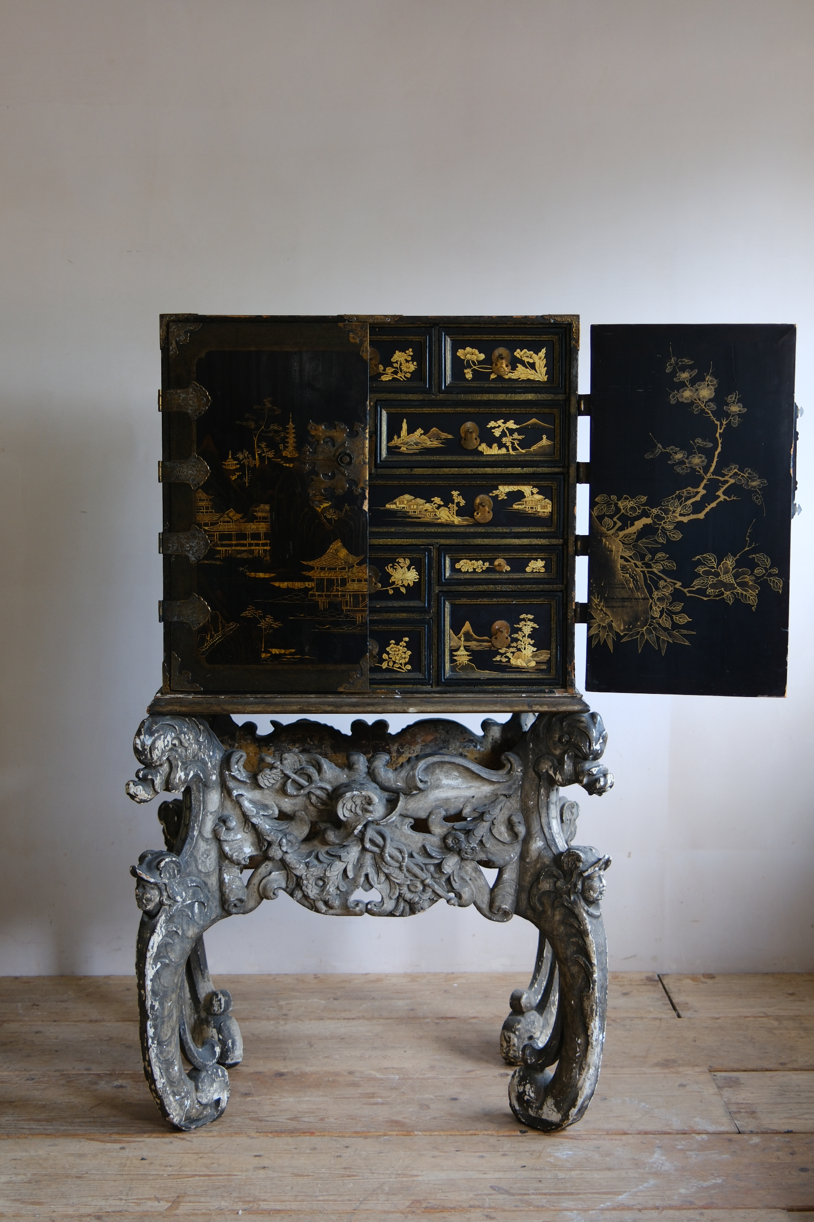 A Japanese Edo Period Lacquer Cabinet on a Carved Baroque Stand, Late 17th Century image 8