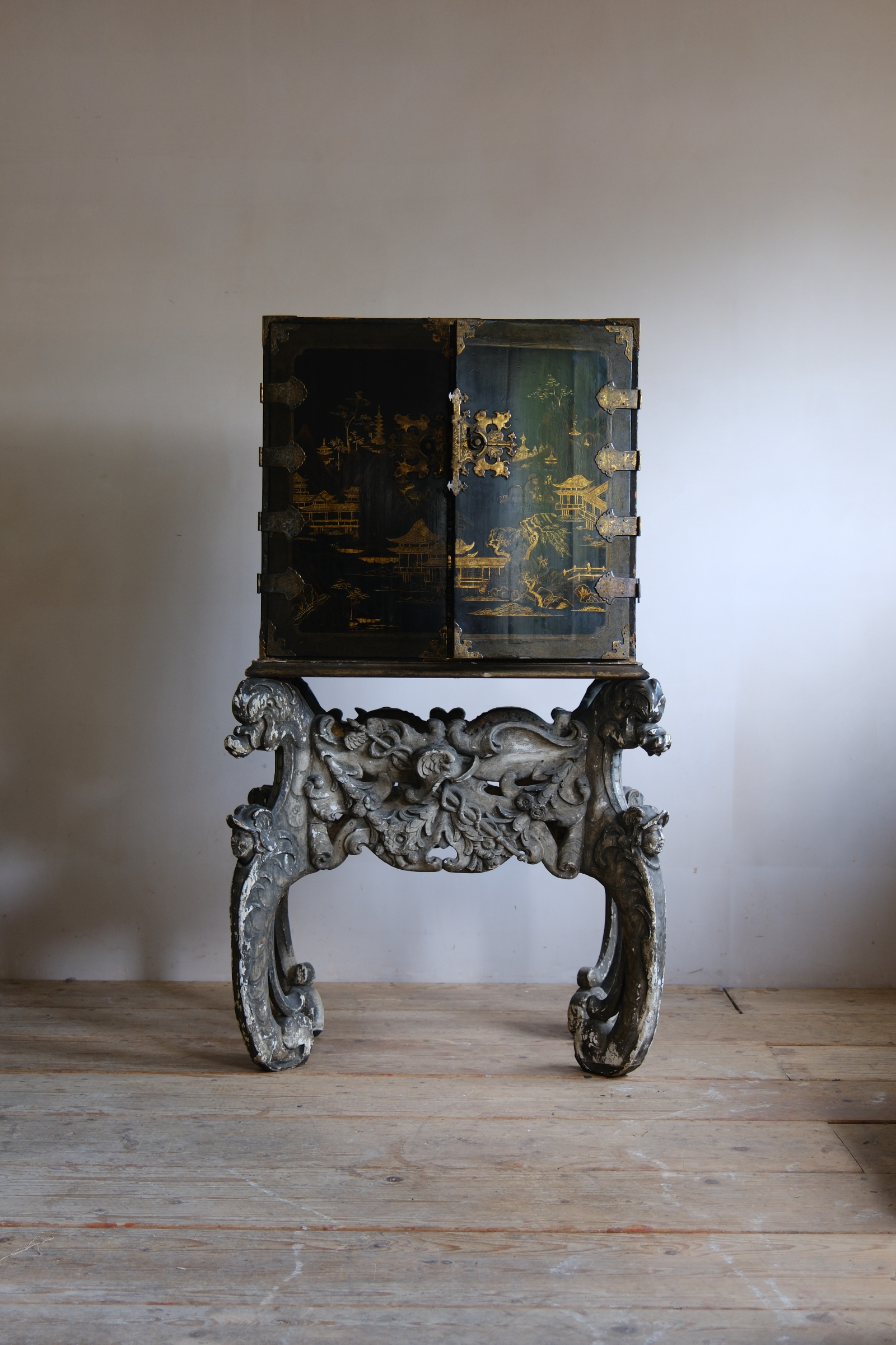 A Japanese Edo Period Lacquer Cabinet on a Carved Baroque Stand, Late 17th Century image 18