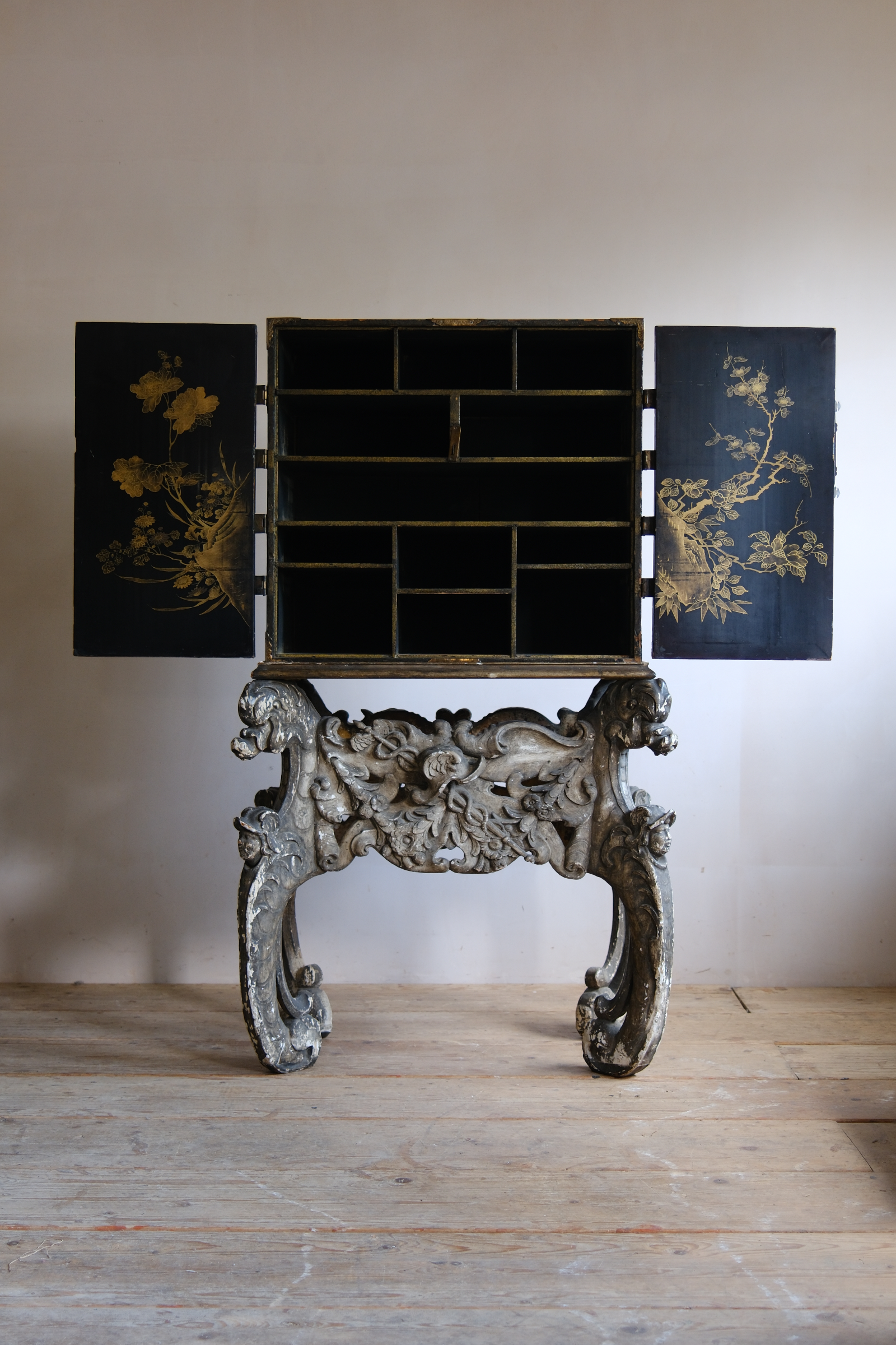 A Japanese Edo Period Lacquer Cabinet on a Carved Baroque Stand, Late 17th Century image 20