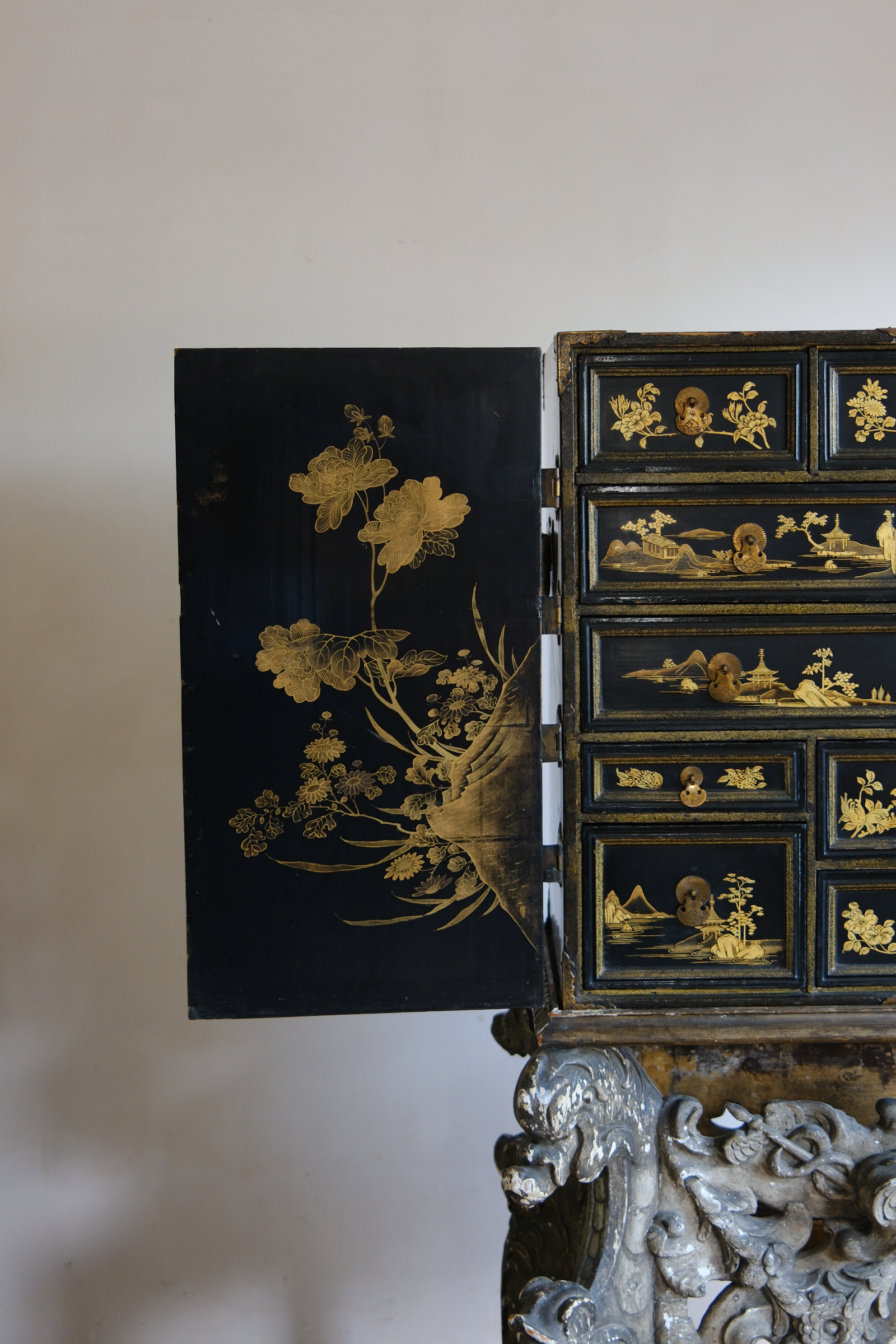 A Japanese Edo Period Lacquer Cabinet on a Carved Baroque Stand, Late 17th Century image 14