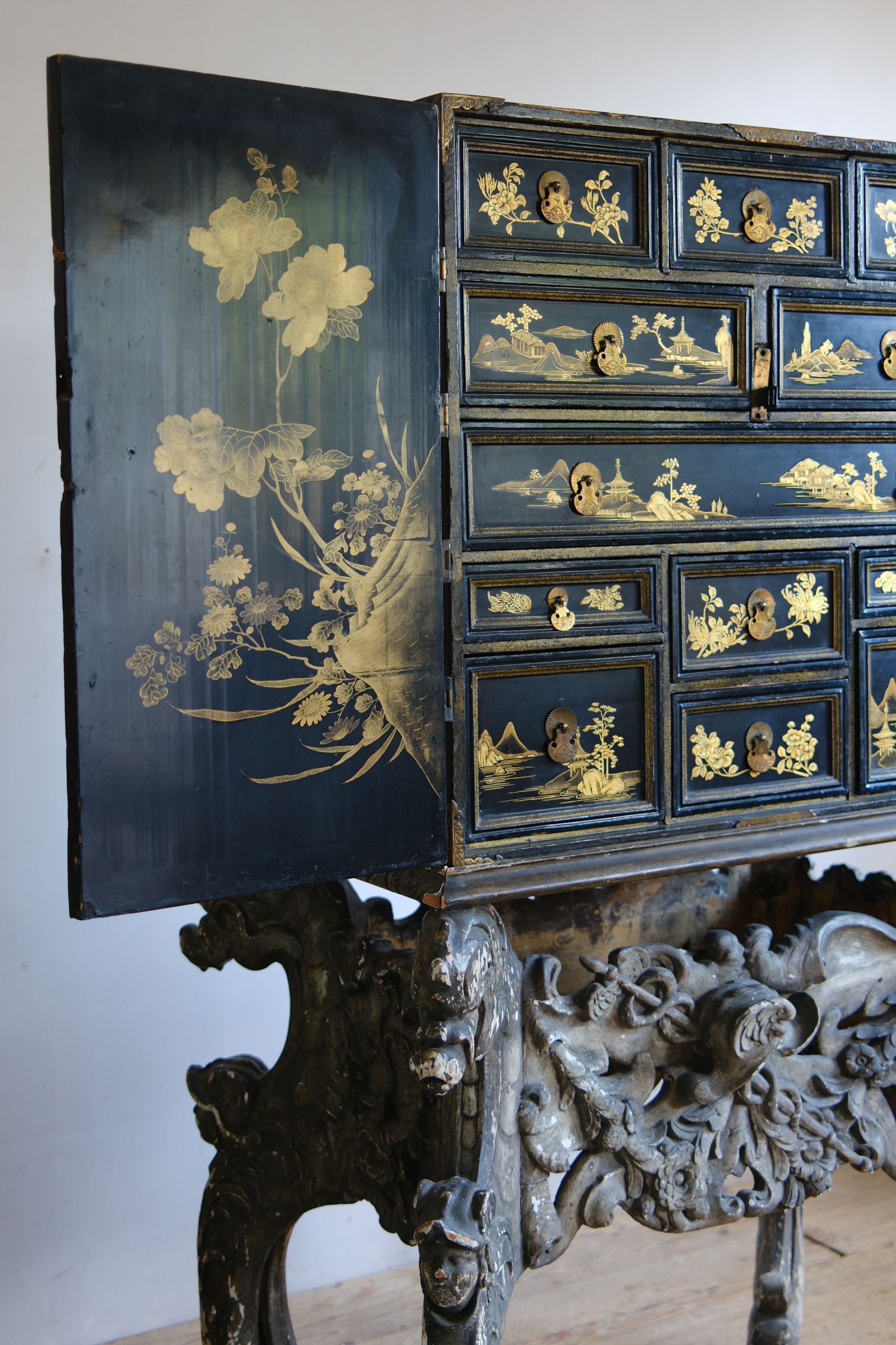 A Japanese Edo Period Lacquer Cabinet on a Carved Baroque Stand, Late 17th Century image 16