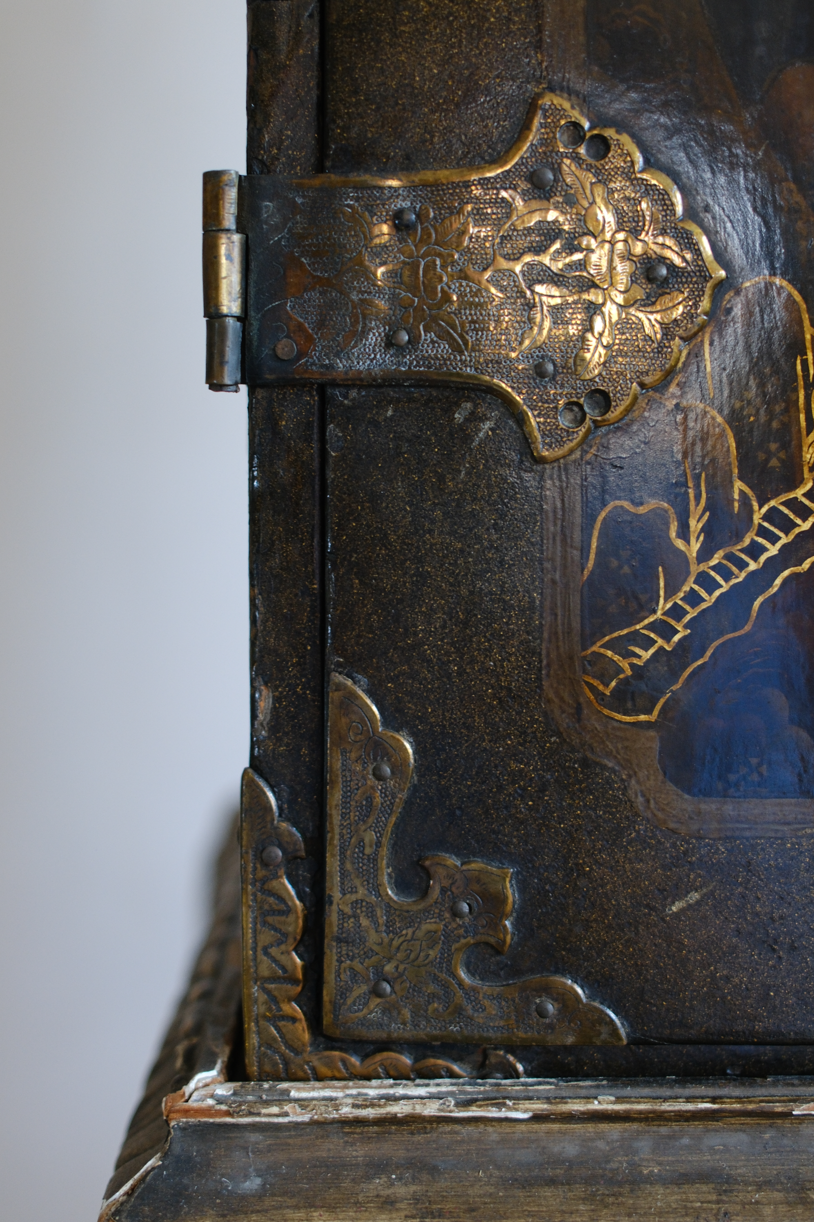 A Japanese Edo Period Lacquer Cabinet on a Carved Baroque Stand, Late 17th Century image 6