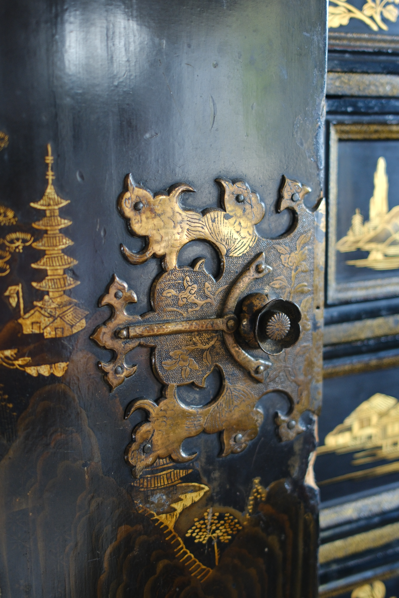 A Japanese Edo Period Lacquer Cabinet on a Carved Baroque Stand, Late 17th Century image 7