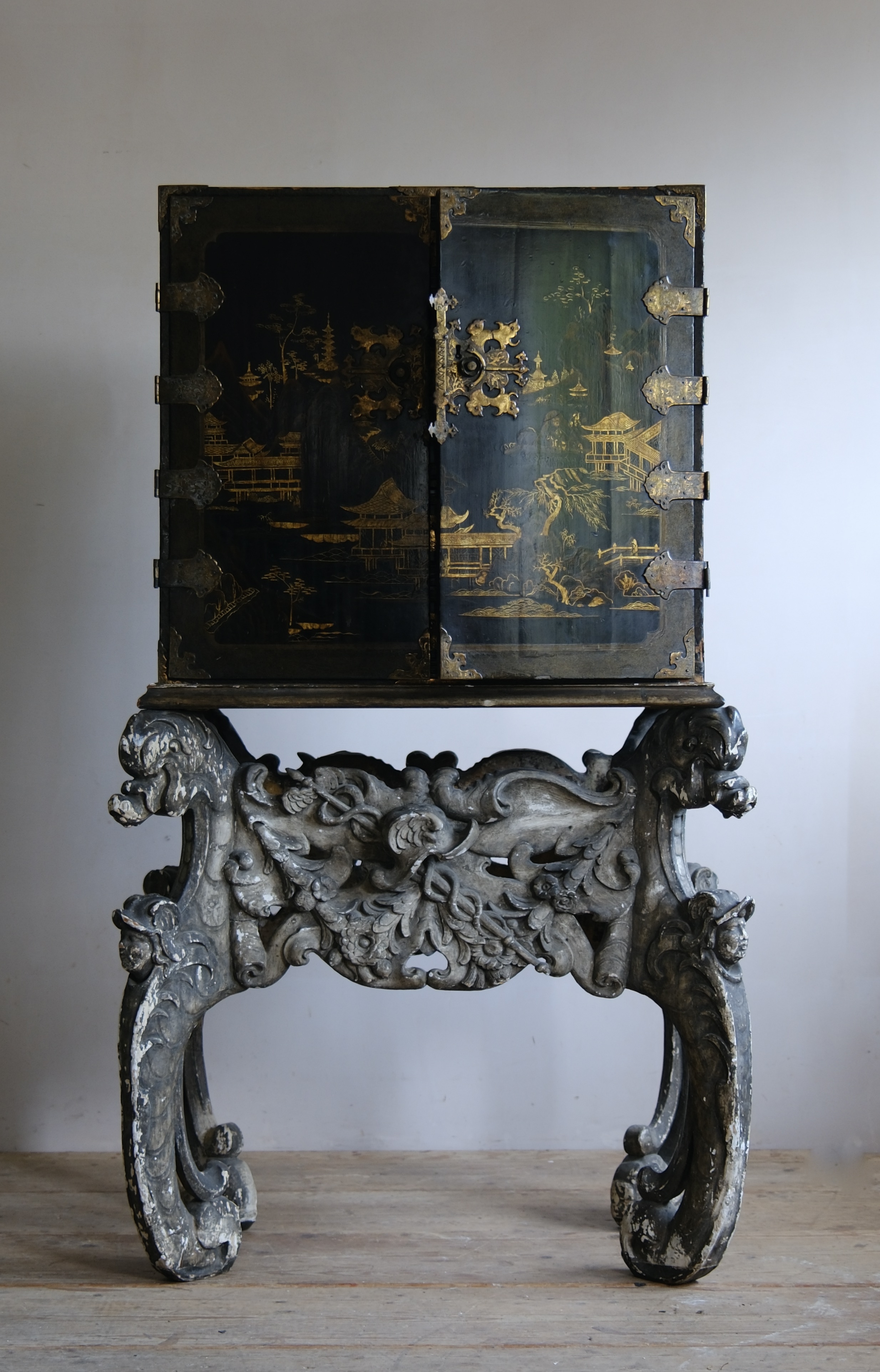 A Japanese Edo Period Lacquer Cabinet on a Carved Baroque Stand, Late 17th Century image 17