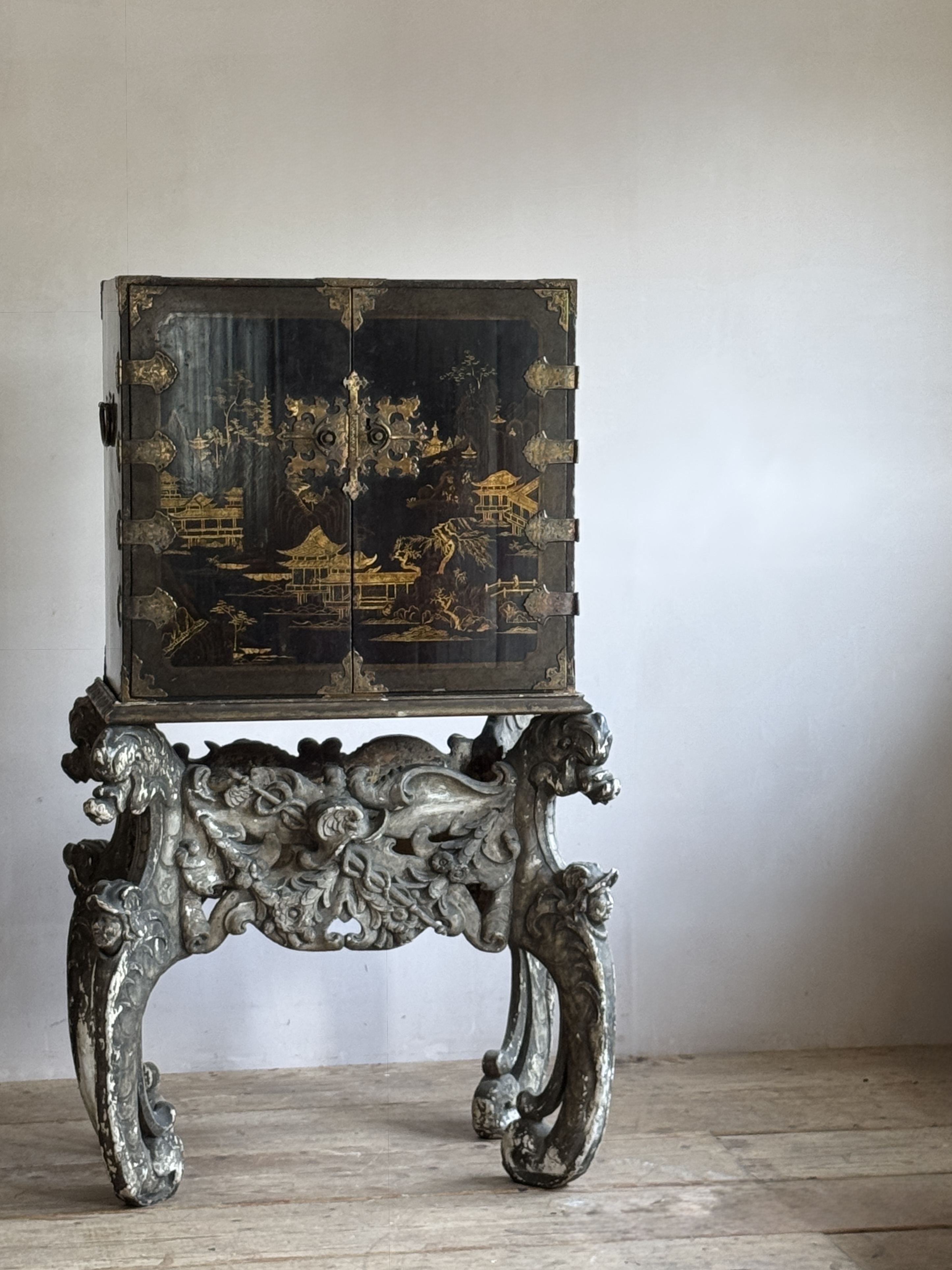 A Japanese Edo Period Lacquer Cabinet on a Carved Baroque Stand, Late 17th Century image 21