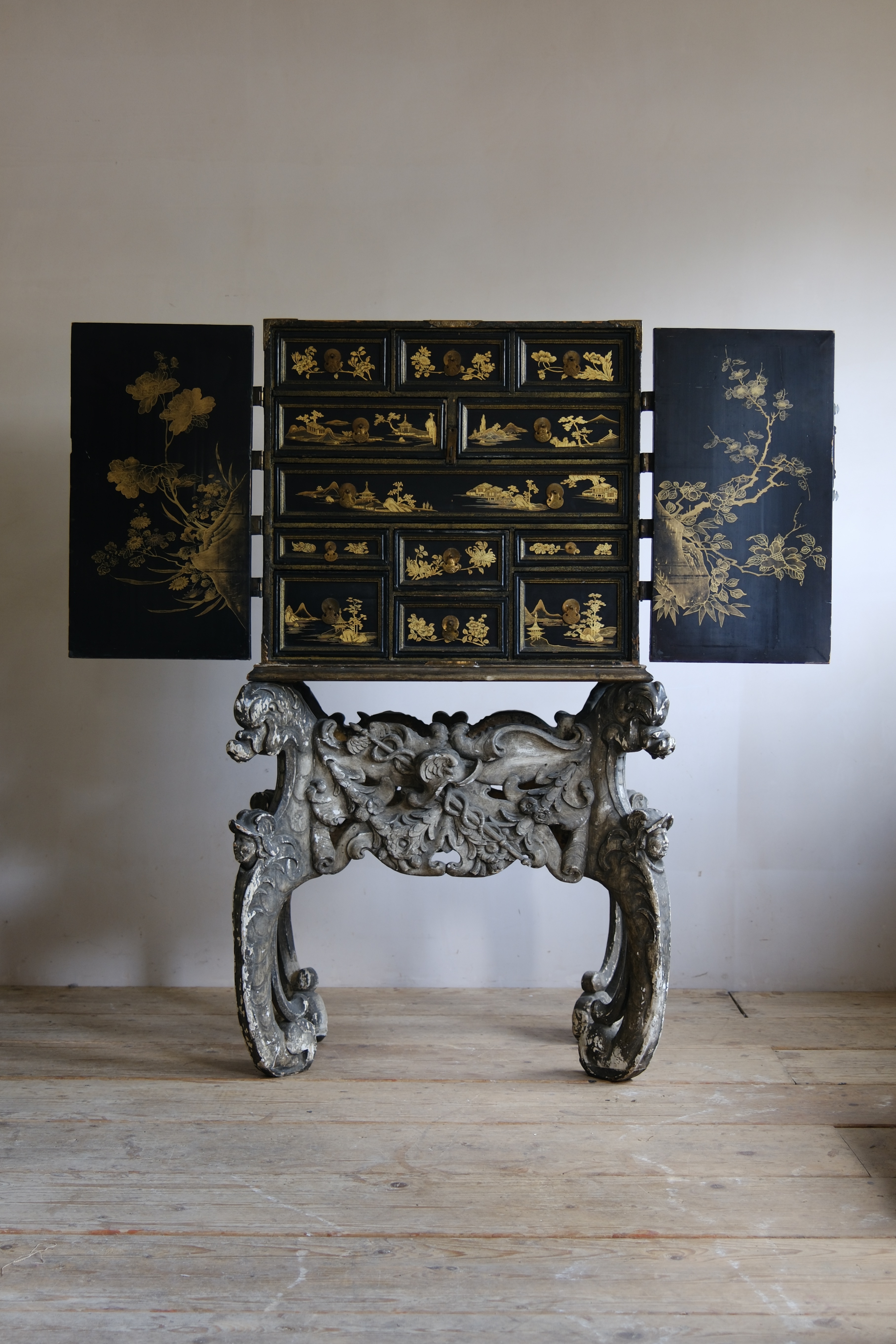 A Japanese Edo Period Lacquer Cabinet on a Carved Baroque Stand, Late 17th Century image 19