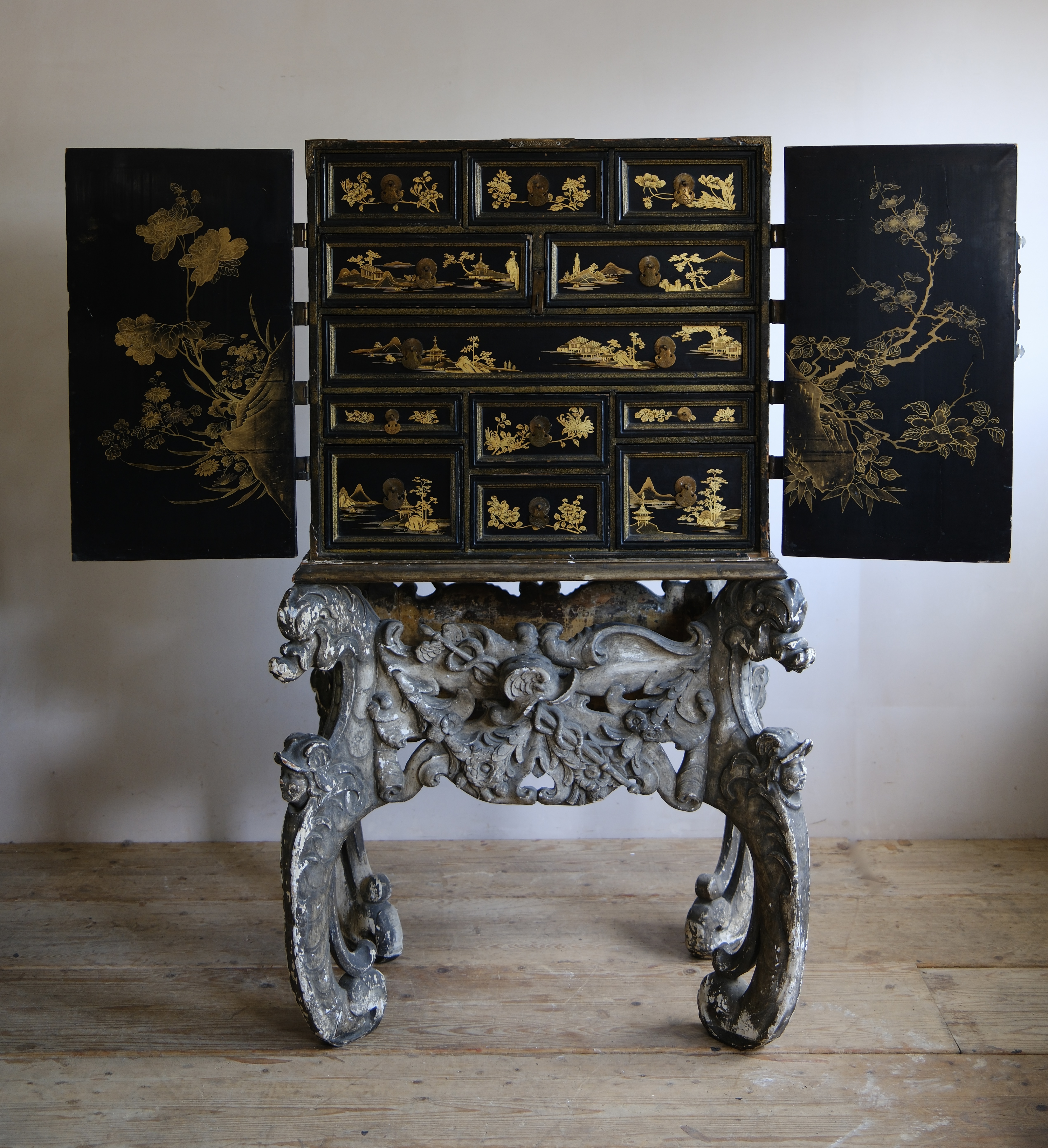 A Japanese Edo Period Lacquer Cabinet on a Carved Baroque Stand, Late 17th Century image 15